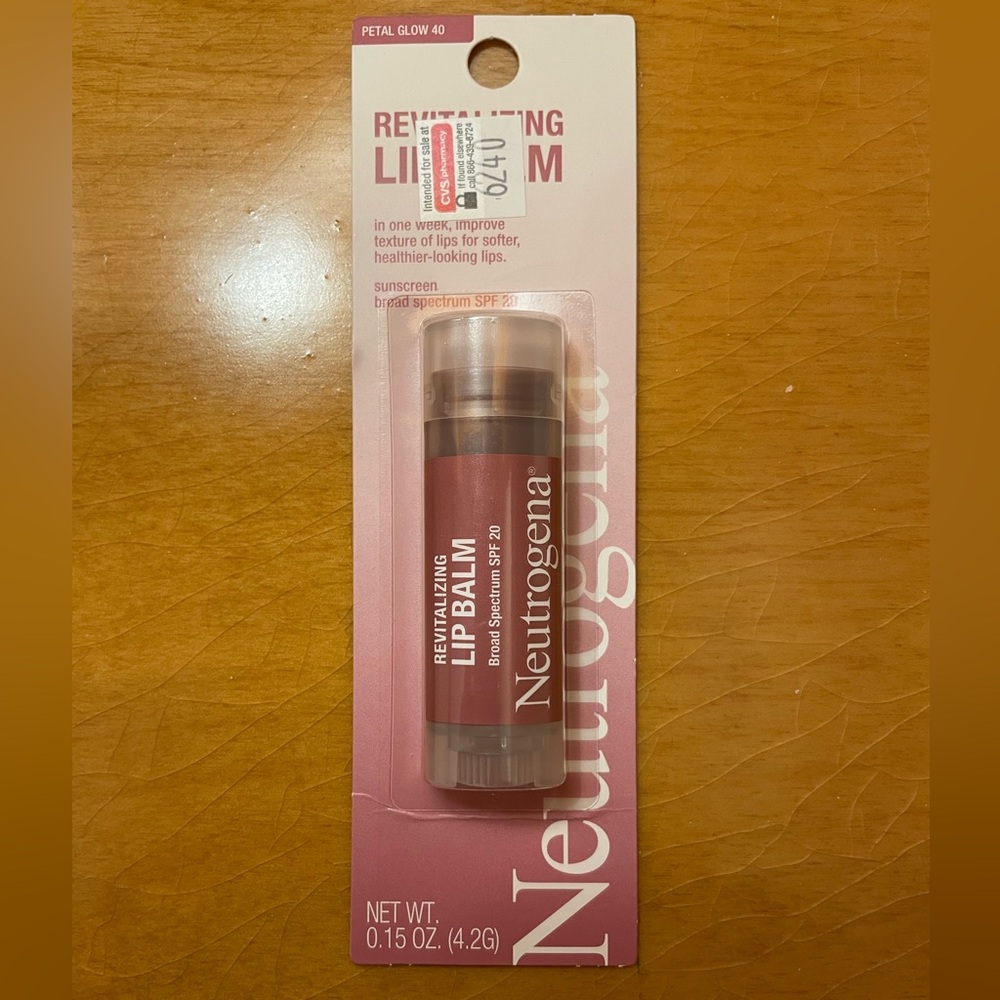 NEW Neutrogena Revitalizing Lip Balm Petal Glow 40